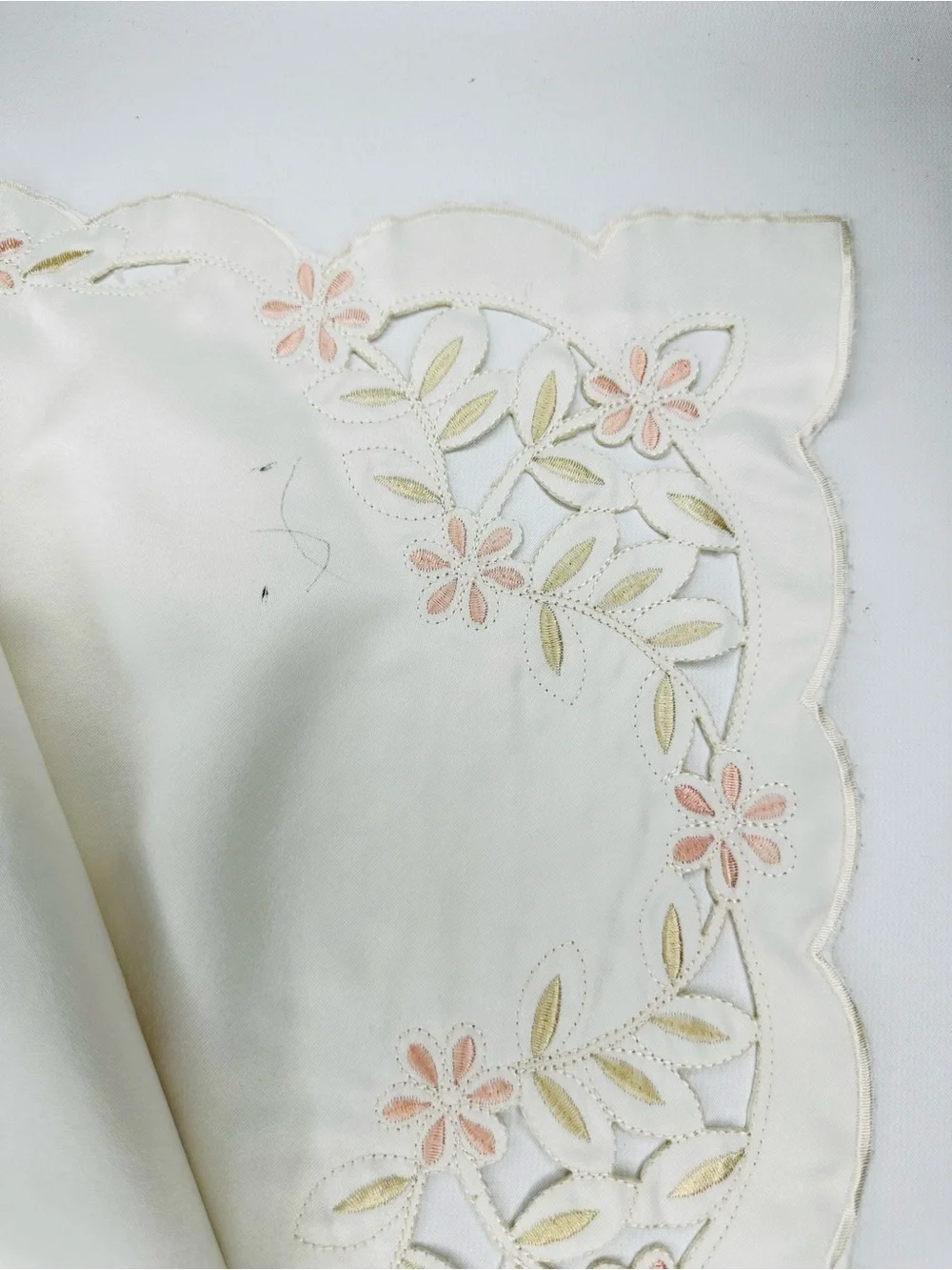 Vintage Set of 4 Embroidered Cutwork Floral Placemats Scalloped Cottagecore
